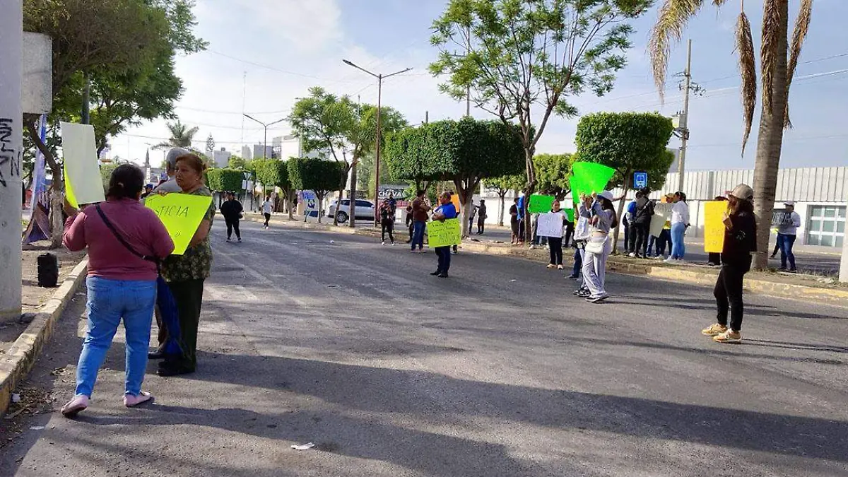 Familiares de Jorge Octavio Martínez Guzmán, quien fue asesinado el pasado 6 de junio